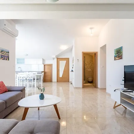 Ana Perfect For Families With Kids And Groups,house With Heated Pool * ポドストラナ