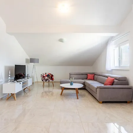Ana Perfect For Families With Kids And Groups,house With Heated Pool * ポドストラナ